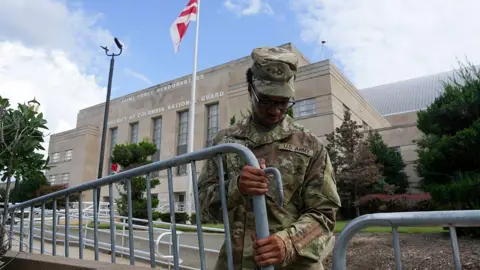 Trump desloca tropas da Guarda Nacional para Washington DC e reforça policiamento federal Trump desloca tropas da Guarda Nacional para Washington DC e reforça policiamento federal - Imagem do artigo original