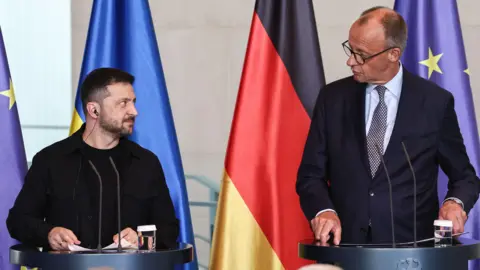 Trump promete pressionar Putin por cessar-fogo na Ucrânia após falar com líderes europeus Trump promete pressionar Putin por cessar-fogo na Ucrânia após falar com líderes europeus - Imagem do artigo original