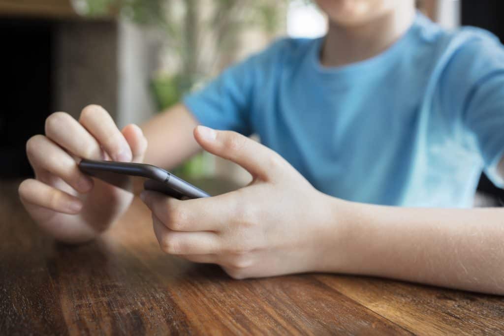 Regras de verificação de idade cortam quase metade do tráfego pornográfico no Reino Unido Regras de verificação de idade cortam quase metade do tráfego pornográfico no Reino Unido - Imagem do artigo original
