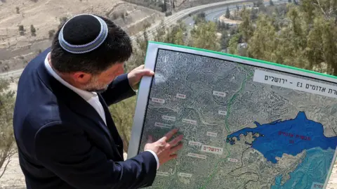Ministro israelense diz que novo assentamento “sepultará” ideia de Estado palestino Ministro israelense diz que novo assentamento “sepultará” ideia de Estado palestino - Imagem do artigo original
