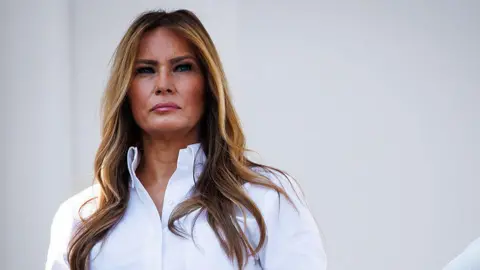 Melania Trump ameaça processar Hunter Biden por mais de US$ 1 bilhão após comentário sobre Epstein Melania Trump ameaça processar Hunter Biden por mais de US$ 1 bilhão após comentário sobre Epstein - Imagem do artigo original