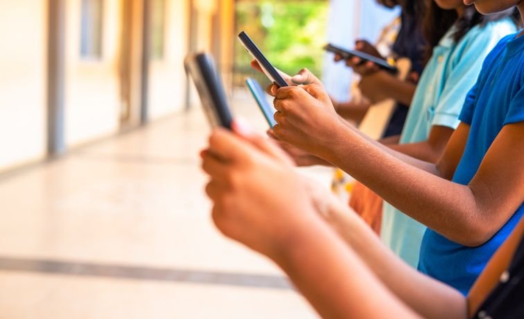 Governo acelera projeto para responsabilizar redes sociais após denúncias de “adultização” Governo acelera projeto para responsabilizar redes sociais após denúncias de “adultização” - Imagem do artigo original