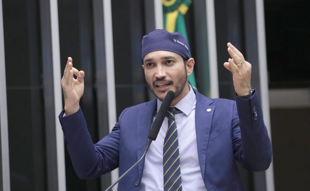 Deputado é acusado de usar texto de lobista da Meta para flexibilizar PL que protege crianças na internet Deputado é acusado de usar texto de lobista da Meta para flexibilizar PL que protege crianças na internet - Imagem do artigo original