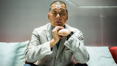 Julgamento de Jimmy Lai é adiado novamente em Hong Kong após juiz determinar monitoramento cardíaco Julgamento de Jimmy Lai é adiado novamente em Hong Kong após juiz determinar monitoramento cardíaco - Imagem do artigo original