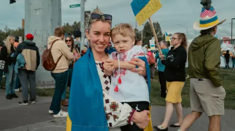 Alasquianos protestam chegada de Trump e Putin para encontro em Anchorage Alasquianos protestam chegada de Trump e Putin para encontro em Anchorage - Imagem do artigo original