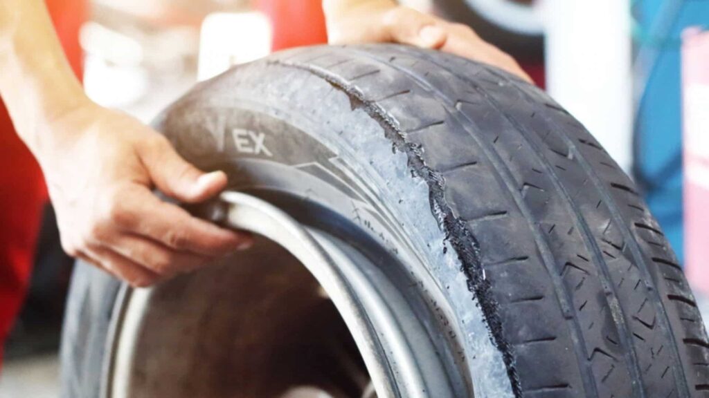 Evita estes 6 erros que podem rasgar os pneus de carro e mota Evita estes 6 erros que podem rasgar os pneus de carro e mota