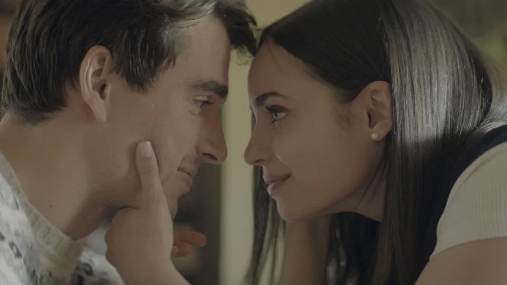 Filme da Netflix “Meu Ano em Oxford” altera final do livro e explica decisão dos protagonistas Filme da Netflix “Meu Ano em Oxford” altera final do livro e explica decisão dos protagonistas