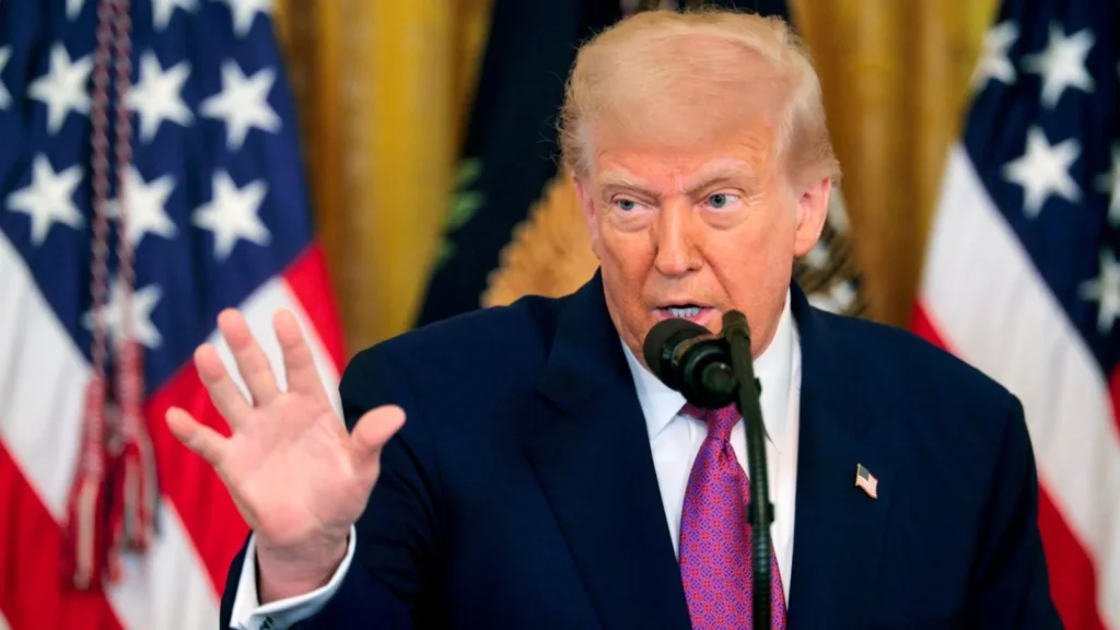 Trump anuncia plano de 300 mil milhões de dólares para novas fábricas de chips no Arizona Trump anuncia plano de 300 mil milhões de dólares para novas fábricas de chips no Arizona