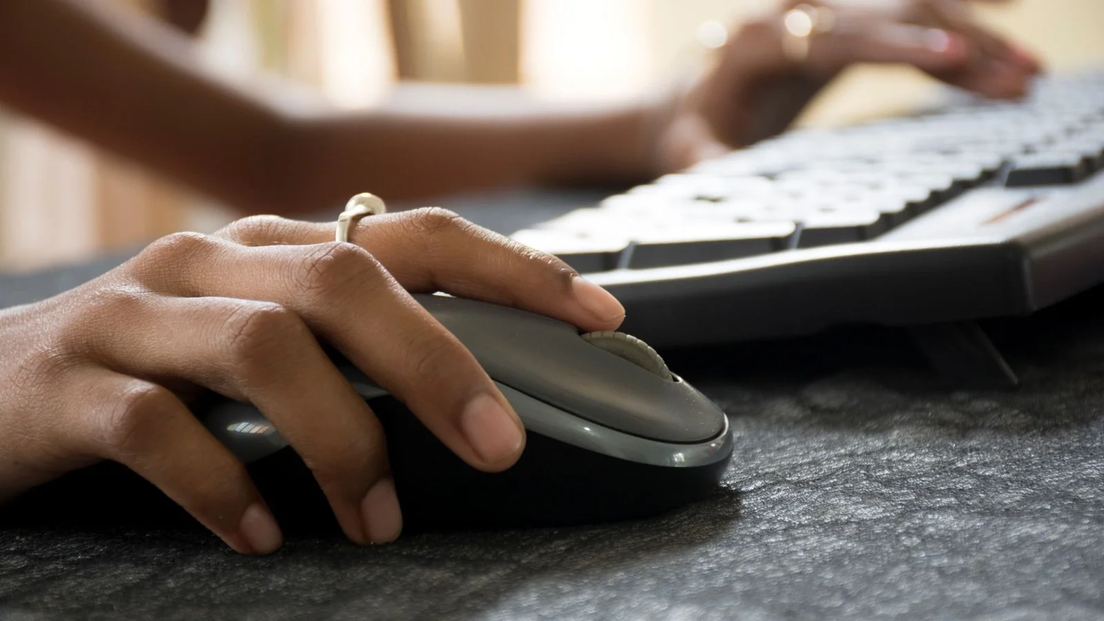 Microsoft antevê PCs controlados por voz e dispensa rato e teclado até 2030 - Imagem do artigo