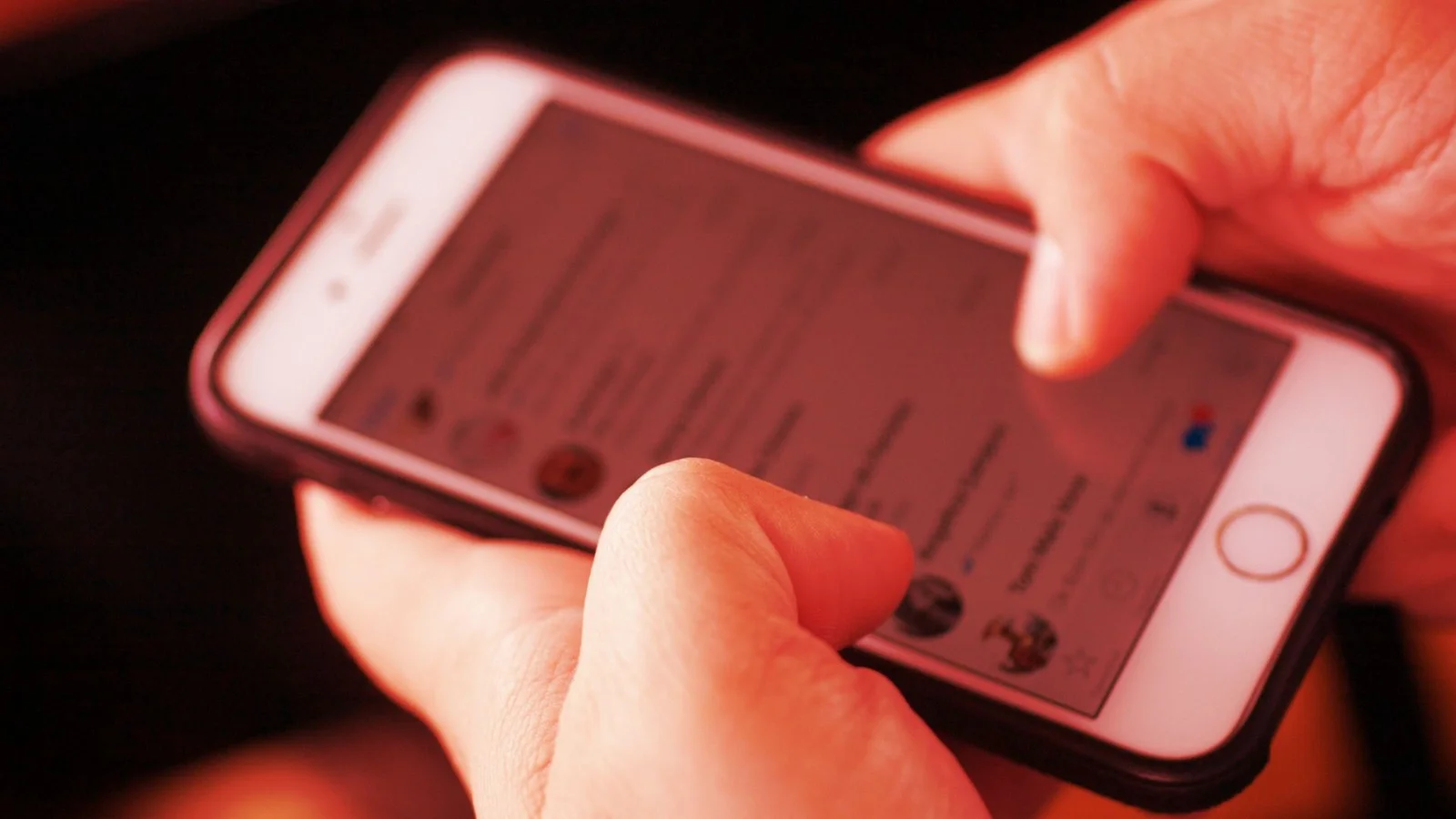 Meta elimina 6,8 milhões de contas do WhatsApp para travar rede global de burlas Meta elimina 6,8 milhões de contas do WhatsApp para travar rede global de burlas - Imagem do artigo