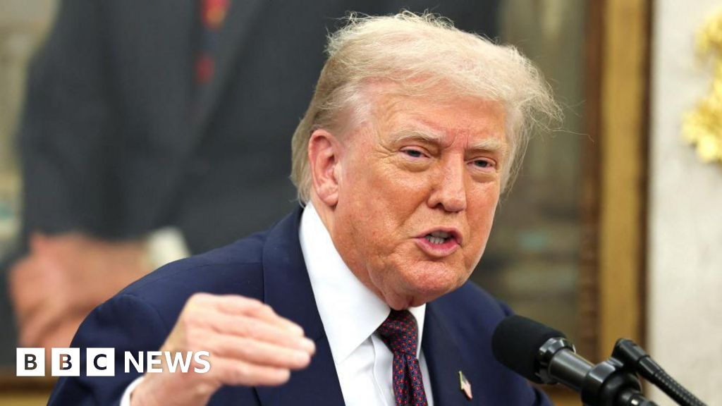 Trump impõe novas tarifas a 90 países e ameaça chips estrangeiros com taxa de 100% Trump impõe novas tarifas a 90 países e ameaça chips estrangeiros com taxa de 100%