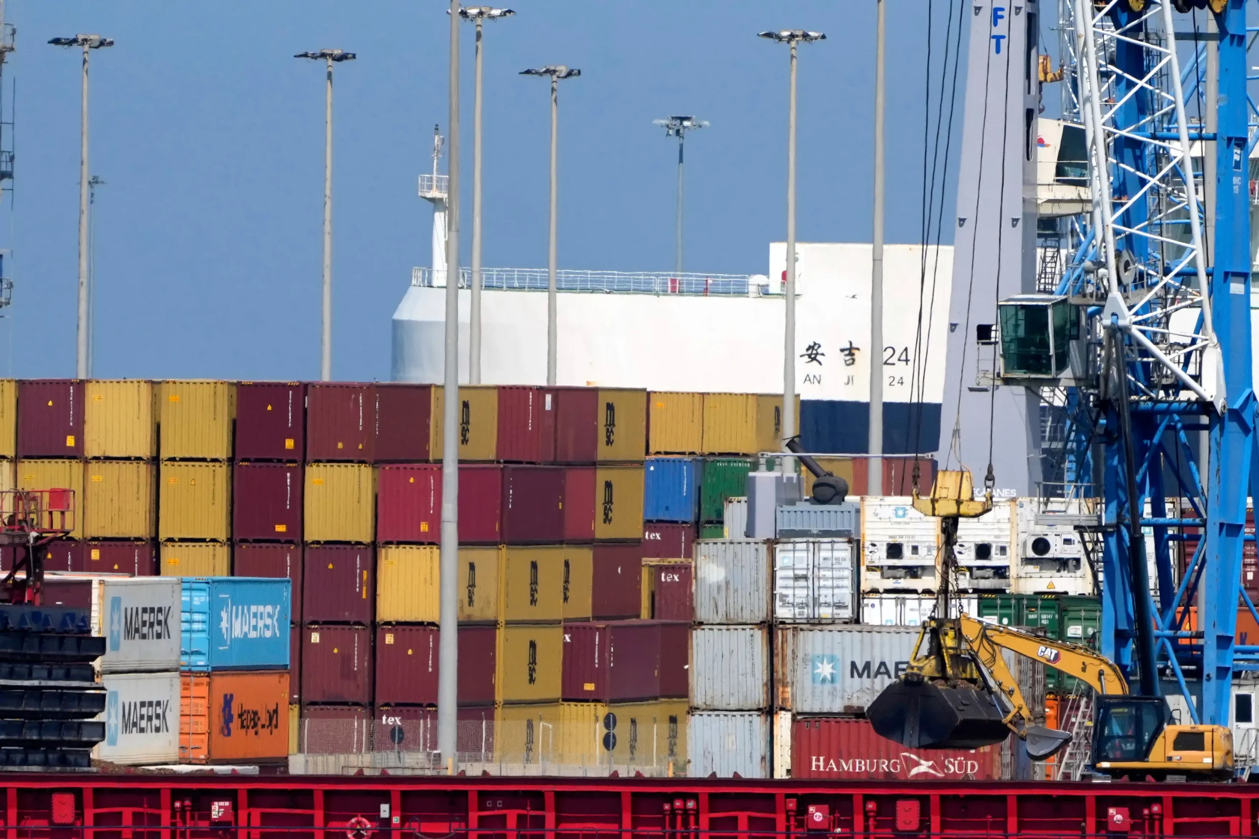 Trump eleva tarifas até 50% e intensifica pressão sobre parceiros comerciais Trump eleva tarifas até 50% e intensifica pressão sobre parceiros comerciais - Imagem do artigo