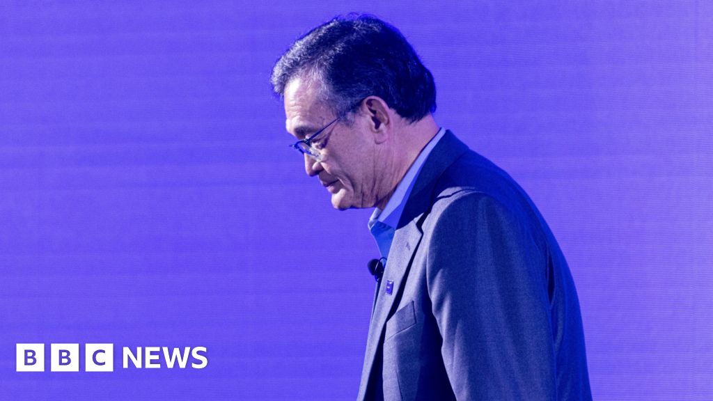 Trump exige demissão do líder da Intel por supostos laços com a China Trump exige demissão do líder da Intel por supostos laços com a China