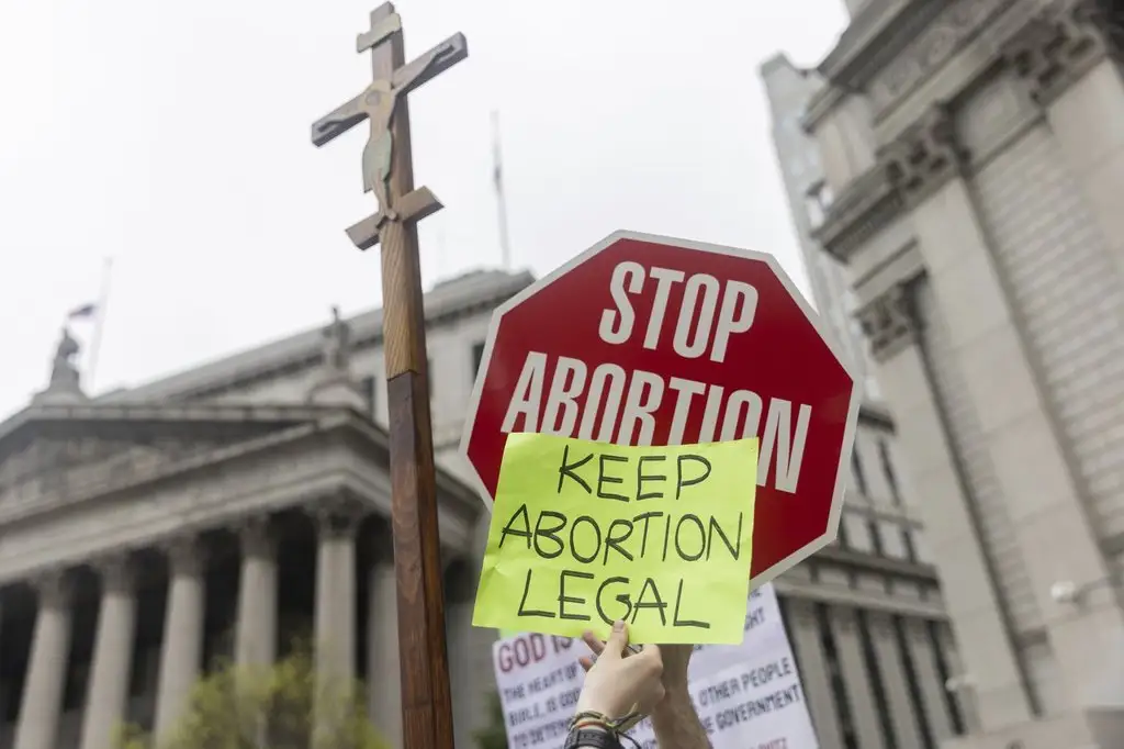 Trump reforça tribunais federais com juízes antiaborto e pode influenciar legislação por décadas Trump reforça tribunais federais com juízes antiaborto e pode influenciar legislação por décadas