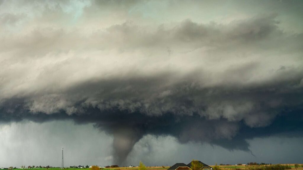 Sobrevivência ao ser sugado por um tornado é possível, mas extremamente rara Sobrevivência ao ser sugado por um tornado é possível, mas extremamente rara