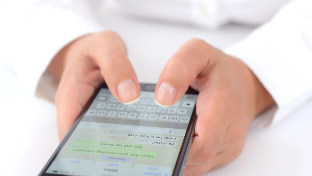 WhatsApp corrige falha zero-click que permitia espiar iPhones WhatsApp corrige falha zero-click que permitia espiar iPhones