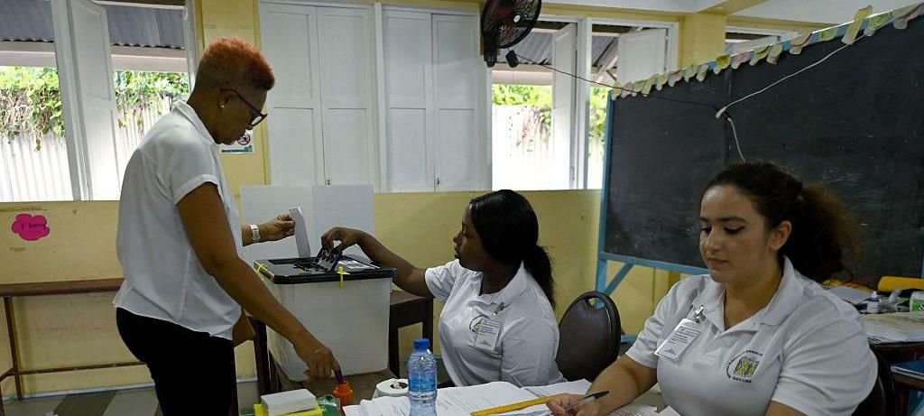 Tiroteio em barco de fiscais intensifica tensão entre Guiana e Venezuela na véspera das eleições Tiroteio em barco de fiscais intensifica tensão entre Guiana e Venezuela na véspera das eleições