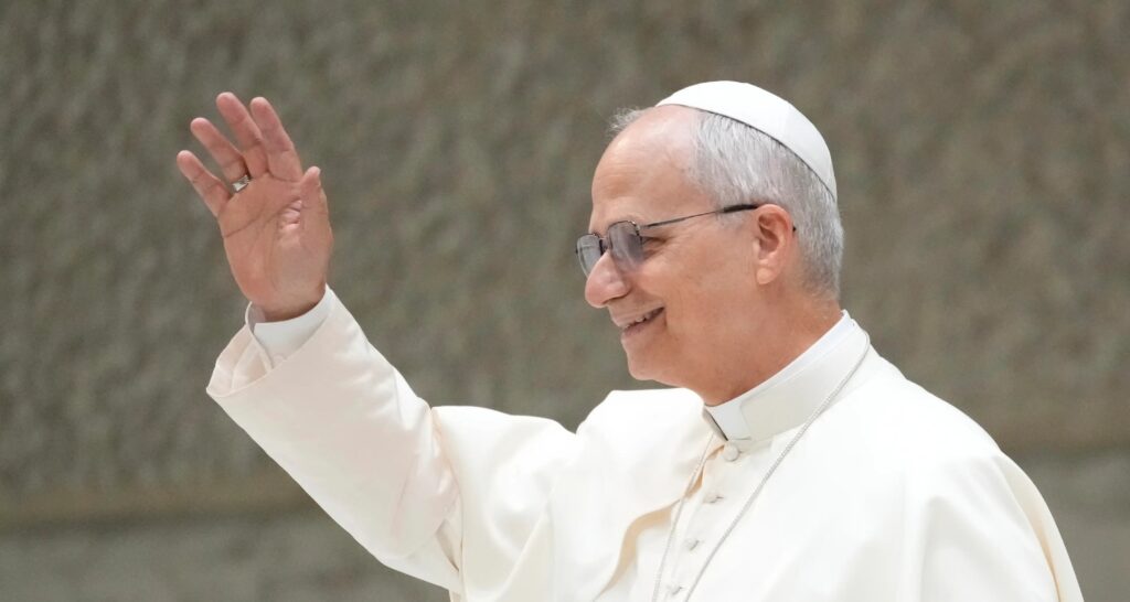 Papa Leão XIV reforça acolhimento a fiéis LGBTQ+ em encontro com padre James Martin Papa Leão XIV reforça acolhimento a fiéis LGBTQ+ em encontro com padre James Martin