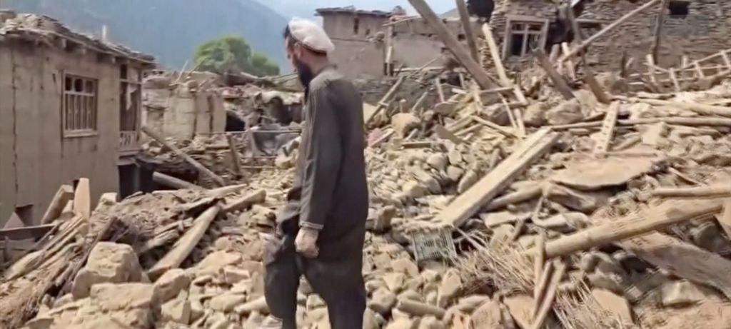 Sismo de 6,0 graus provoca mais de 800 mortos no leste do Afeganistão Sismo de 6,0 graus provoca mais de 800 mortos no leste do Afeganistão