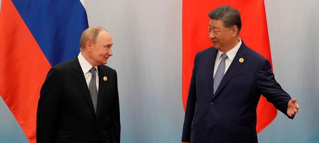Xi Jinping e Vladimir Putin iniciam negociações em Pequim antes do maior desfile militar da China Xi Jinping e Vladimir Putin iniciam negociações em Pequim antes do maior desfile militar da China