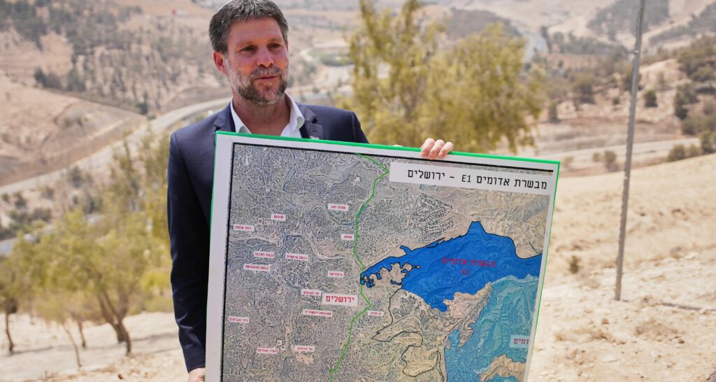 Ministro israelita avança com mapas para anexar grande parte da Cisjordânia Ministro israelita avança com mapas para anexar grande parte da Cisjordânia