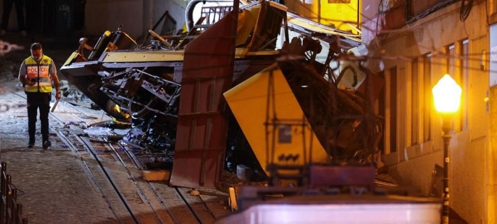 Descarrilamento do Elevador da Glória causa 15 mortos em Lisboa Descarrilamento do Elevador da Glória causa 15 mortos em Lisboa