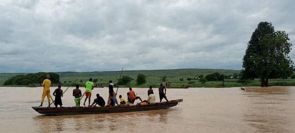 Barco sobrelotado afunda-se na Nigéria e causa 32 mortos Barco sobrelotado afunda-se na Nigéria e causa 32 mortos