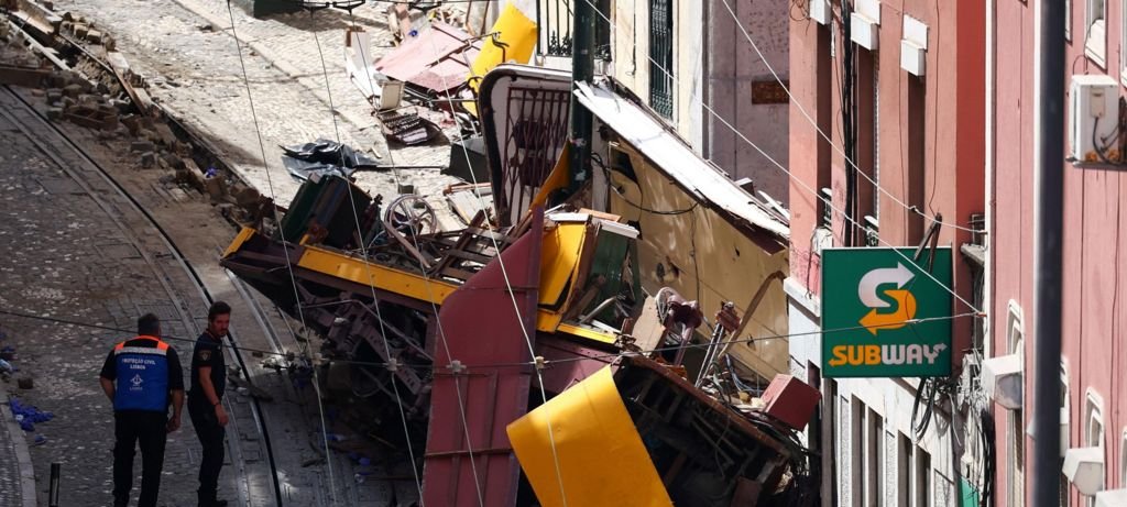 Descarrilamento do Elevador da Glória em Lisboa provoca 16 mortos Descarrilamento do Elevador da Glória em Lisboa provoca 16 mortos
