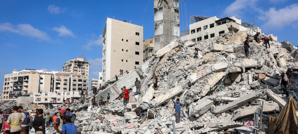 Israel destrói torre em Gaza e amplia ofensiva na cidade Israel destrói torre em Gaza e amplia ofensiva na cidade