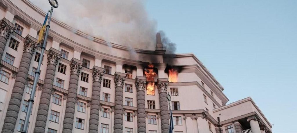 Edifício do governo em Kyiv é alvo russo pela primeira vez Edifício do governo em Kyiv é alvo russo pela primeira vez