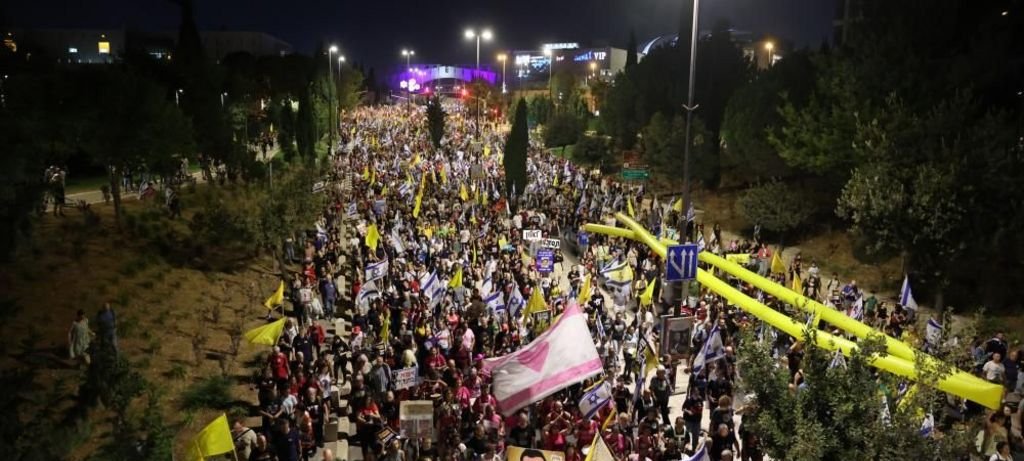 Protestos em Jerusalém pressionam Netanyahu por acordo Protestos em Jerusalém pressionam Netanyahu por acordo