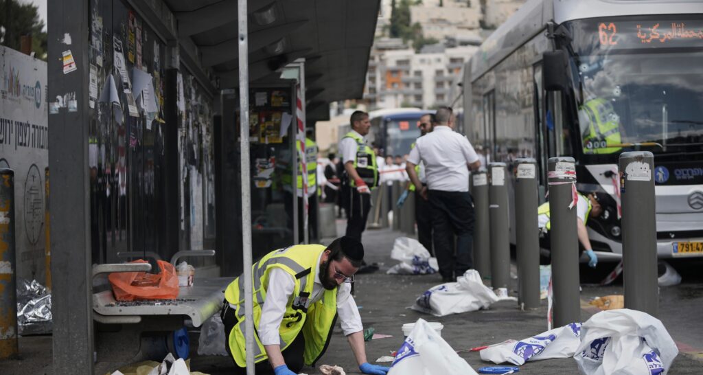Tiroteio em Jerusalém deixa seis mortos e 12 feridos graves Tiroteio em Jerusalém deixa seis mortos e 12 feridos graves