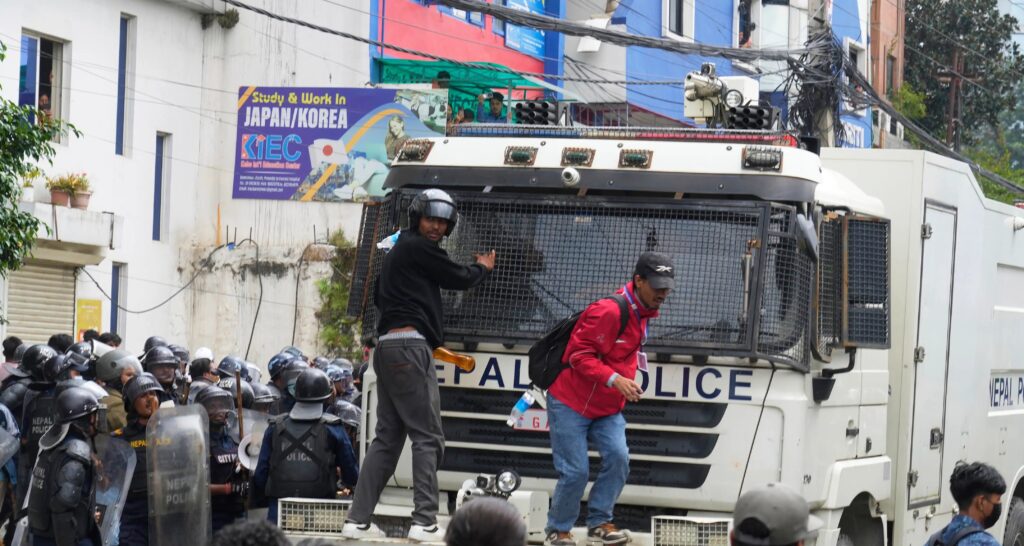 Nepal: polícia mata 11 em protesto contra bloqueio de redes Nepal: polícia mata 11 em protesto contra bloqueio de redes