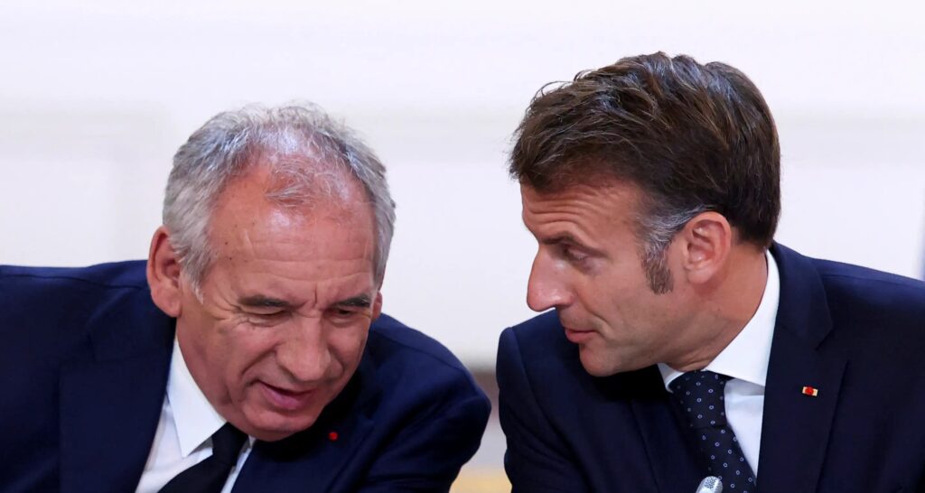 Macron busca novo primeiro-ministro após voto de confiança Macron busca novo primeiro-ministro após voto de confiança