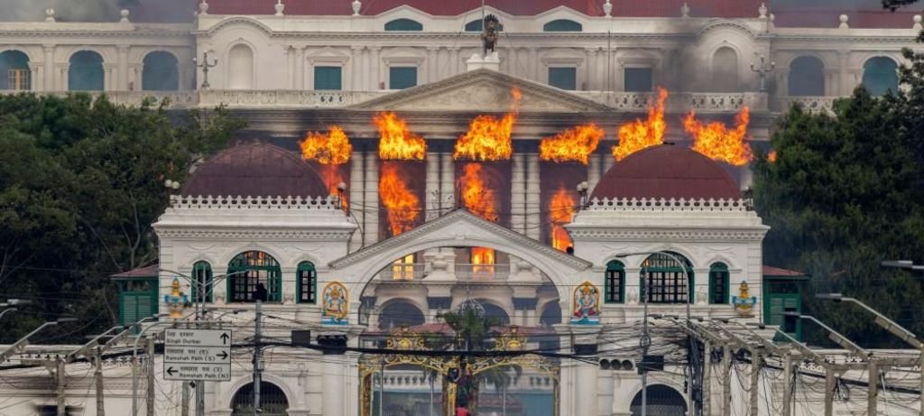 Protestos no Nepal: parlamento incendiado após renúncia Protestos no Nepal: parlamento incendiado após renúncia
