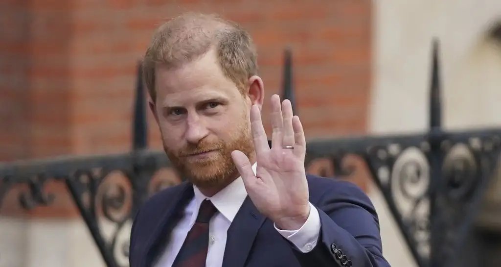Príncipe Harry se reúne com Rei Charles após um ano Príncipe Harry se reúne com Rei Charles após um ano