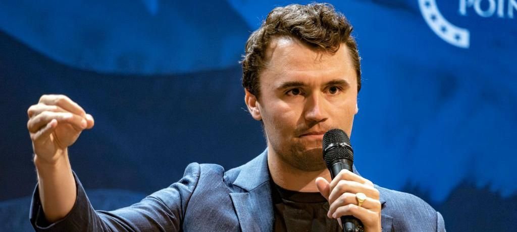 Charlie Kirk morre após ser baleado em universidade de Utah Charlie Kirk morre após ser baleado em universidade de Utah