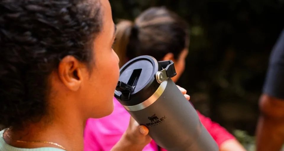 Tumbler Térmico Stanley tem R$100 de desconto no site Tumbler Térmico Stanley tem R$100 de desconto no site