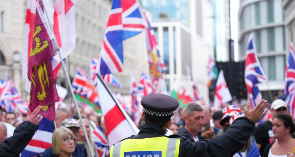 Tommy Robinson lidera marcha em Londres com milhares