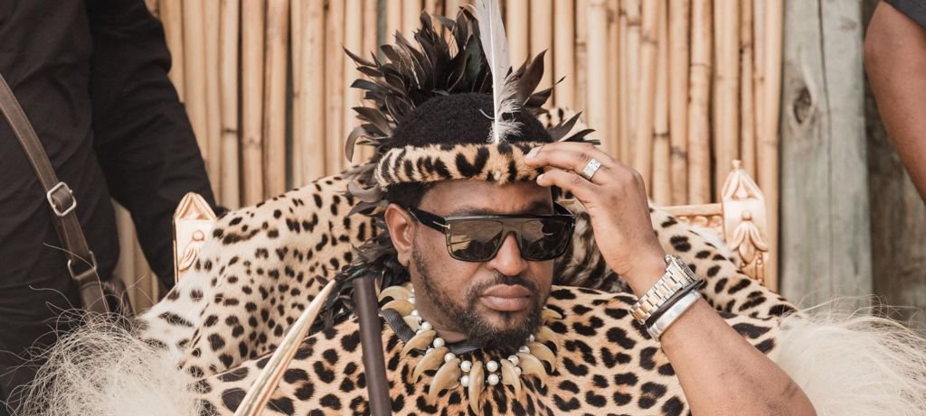 Rei Zulu Misuzulu desafia professor para luta de bastões Rei Zulu Misuzulu desafia professor para luta de bastões