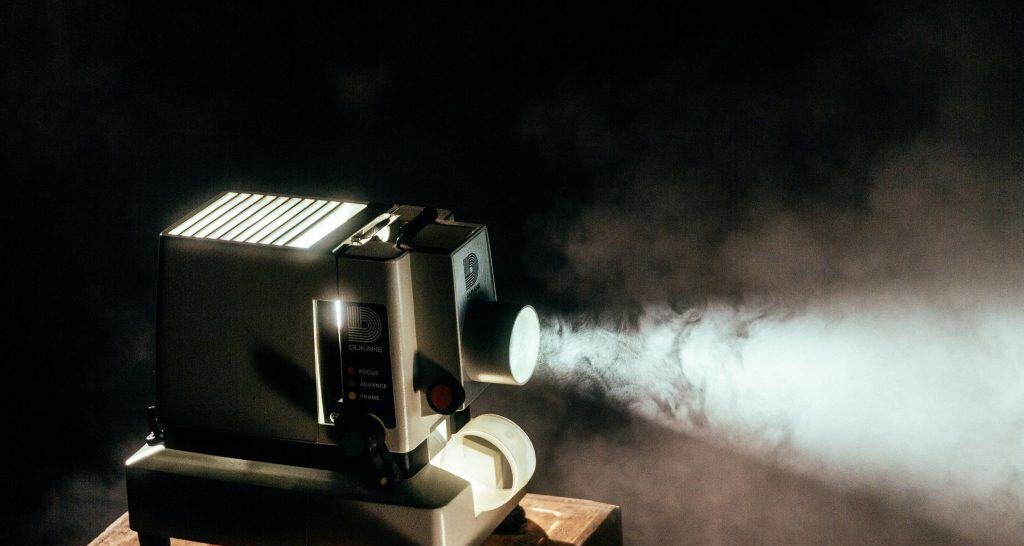 Cérebro ao ver um filme: estudo mapeia reações neurais Cérebro ao ver um filme: estudo mapeia reações neurais