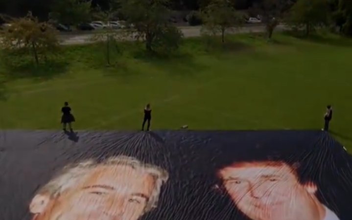 Foto de Trump e Epstein é exibida em frente ao Castelo de Windsor Foto de Trump e Epstein é exibida em frente ao Castelo de Windsor