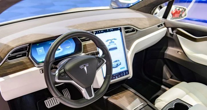 Tesla investigada nos EUA por defeito que trava portas