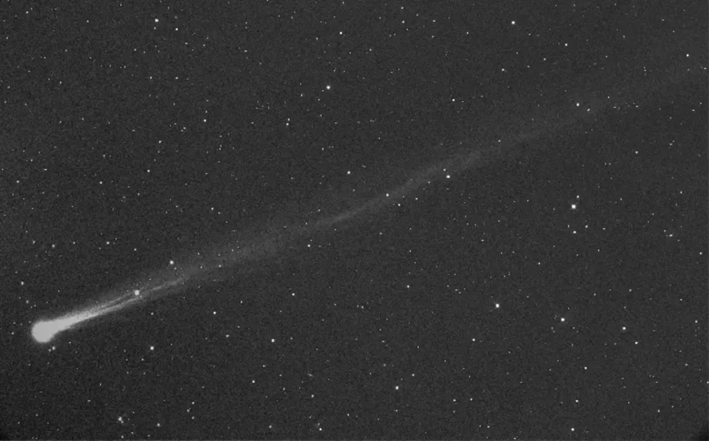 Cometa SWAN R2 sofre impacto do vento solar intenso