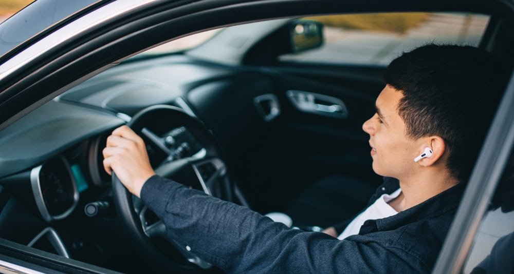 Dirigir usando fone de ouvido: multa, pontos e regras