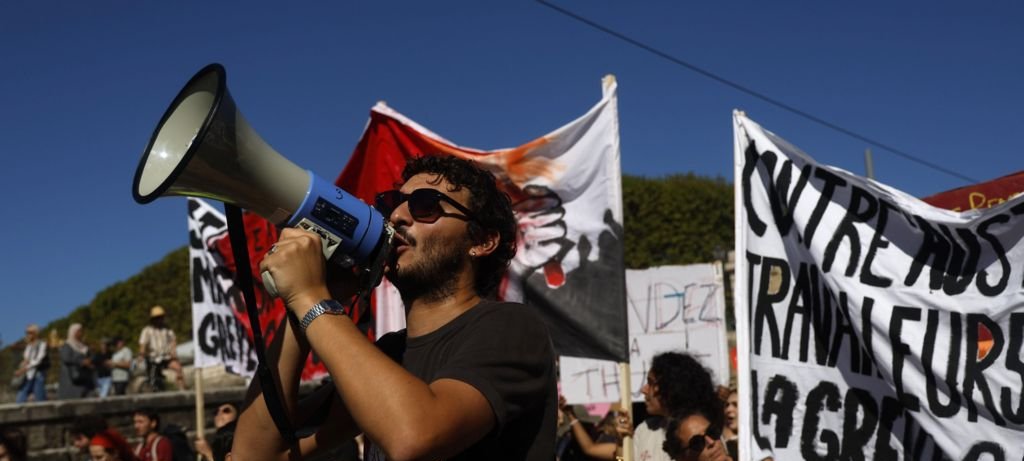 Greve na França paralisa serviços e protesta contra cortes