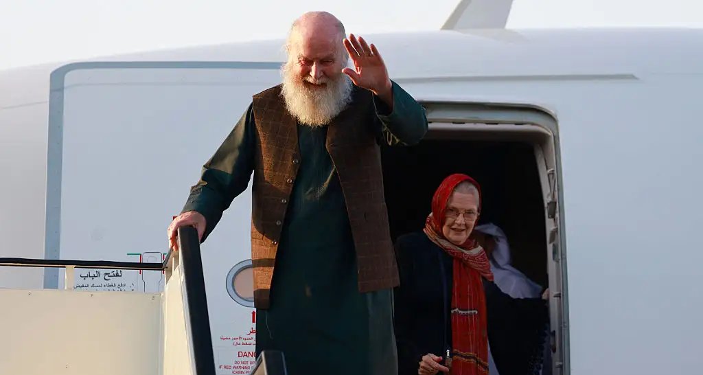 Casal britânico libertado pelo Talibã após oito meses Casal britânico libertado pelo Talibã após oito meses