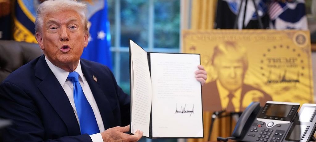 Visto H-1B: Trump impõe taxa anual de US$ 100 mil