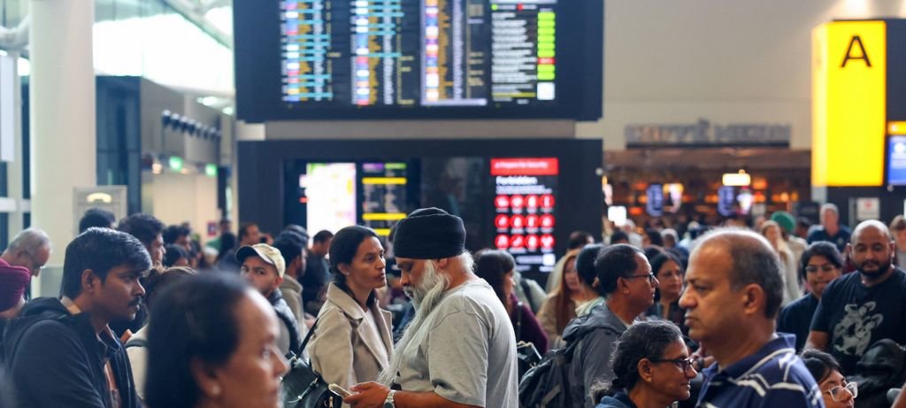 Ataque cibernético em Heathrow causa atrasos em voos Ataque cibernético em Heathrow causa atrasos em voos