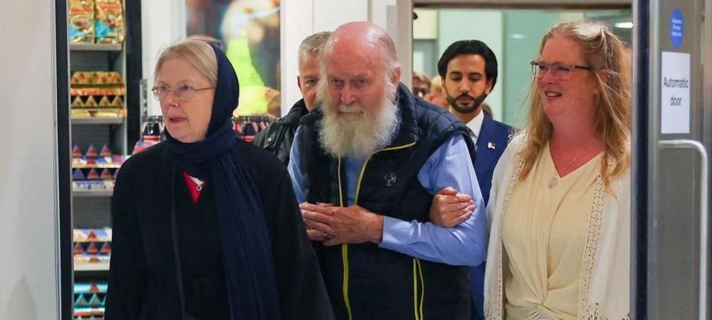 Casal britânico libertado pelo Talibã volta ao Reino Unido Casal britânico libertado pelo Talibã volta ao Reino Unido